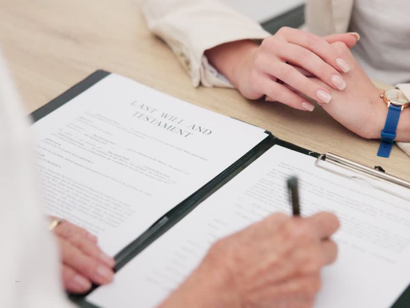 osoba se dogovara sa advokatom za ostavinsku raspravu