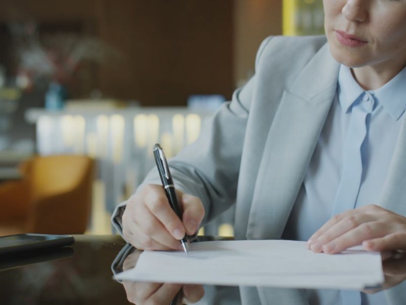 advokatica potpisuje papire