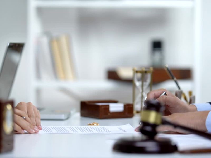 advokat i žena na konsultaciji