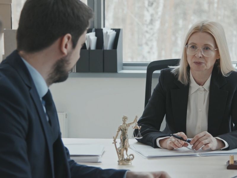 osoba kod pravnika na konsultacijama besplatne pravne pomoći