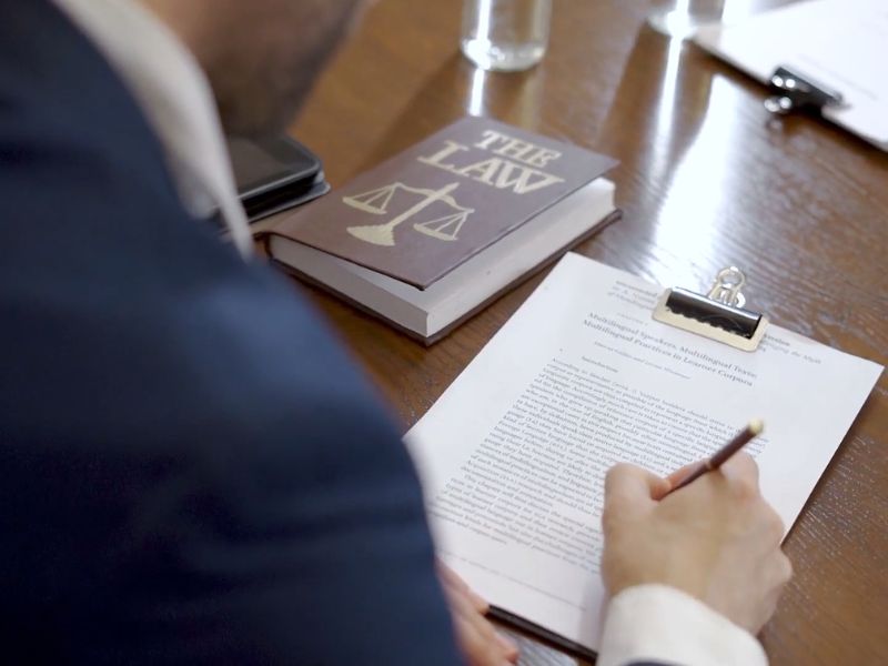 prikaz advokata koji piše nešto na papiru