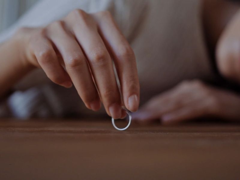 devojka vrti burmu na stolu